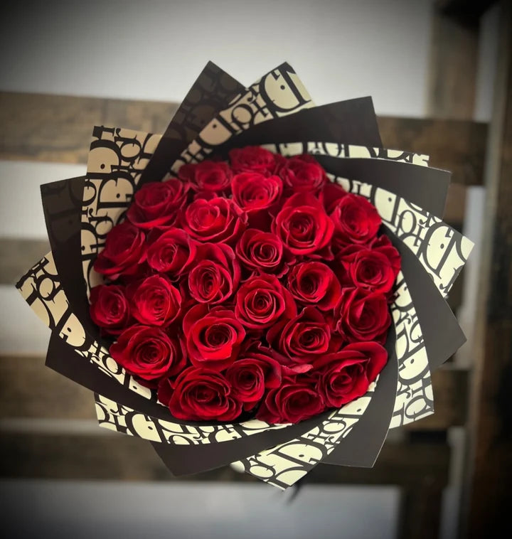 25 Red Roses Black Dir Wrapping